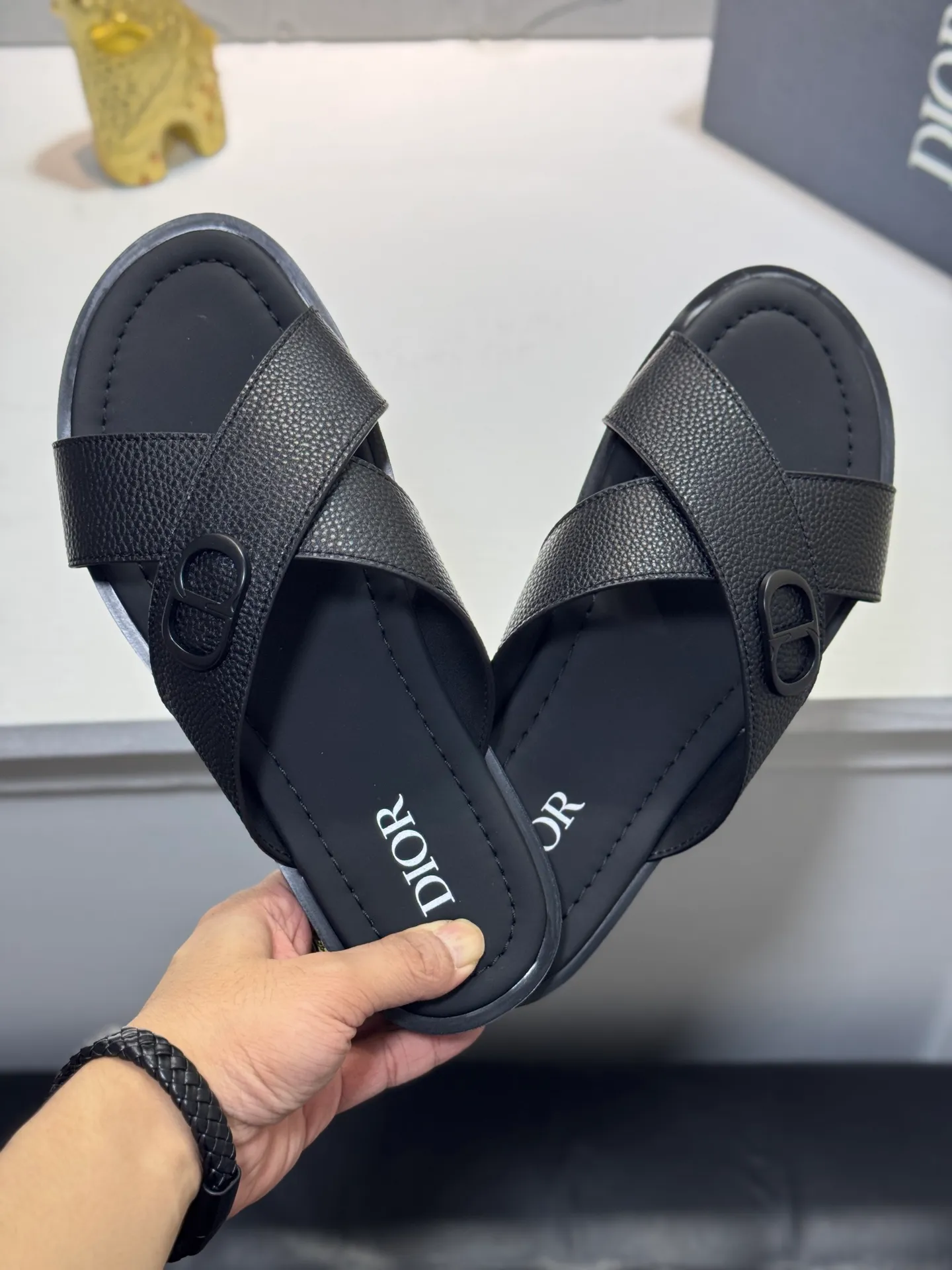 Men's men's shoes 💰320 [New style] 🦇🦇𝐂𝐡𝐫𝐢𝐬𝐭𝐢𝐚𝐧 𝐃𝐢𝐨𝐫 Dior slippers - the latest hot sandals, classic sandals, original replicas, super durable and versatile, cowhide leather with hardware accessories, very comfortable on the feet Look slim and white. Original molded outsole size: 38-44 (.45. Customized